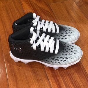 Under Armour Black and White football Athletic Cleats size 2Y